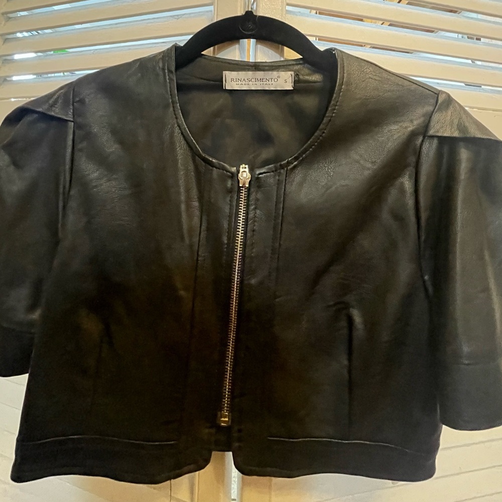 Beautiful cropped black Riñascimento
Black jacket. NWT.purchased from Dubai